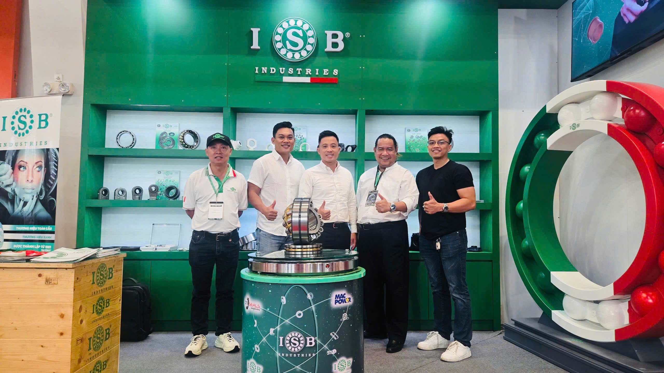 Đại diện Đại Nhật Holdings cùng đội ngũ ISB Industries tại gian trưng bày sản phẩm
